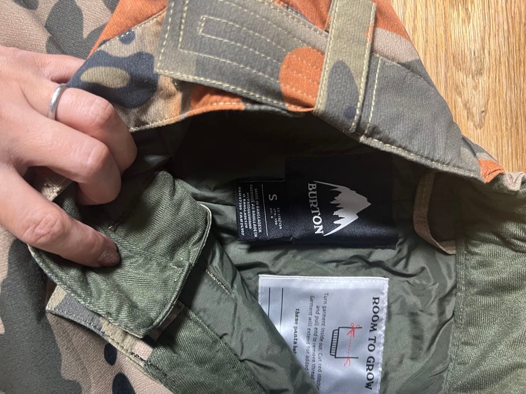 【超美品】BURTON 子ども用 ジャケットと迷彩パンツセット　Ｓ