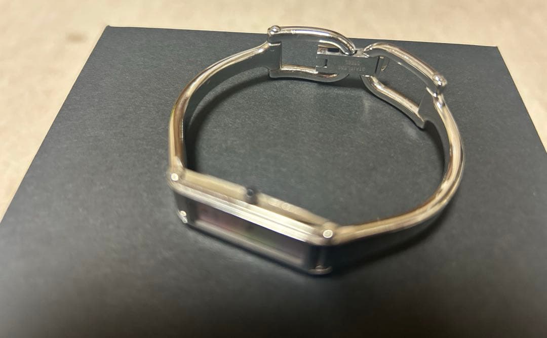 グッチ 腕時計 バングルウォッチ 1500L シルバー シェル文字盤