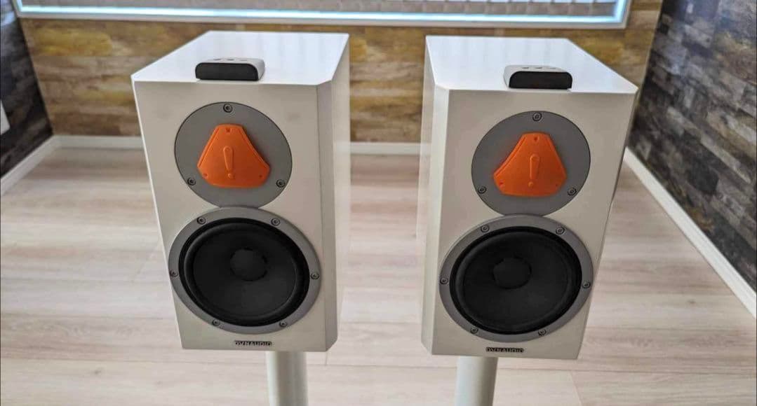 Dynaudio Xeo 4フロアスピーカーとスタンド2個セット、サテンホワイト