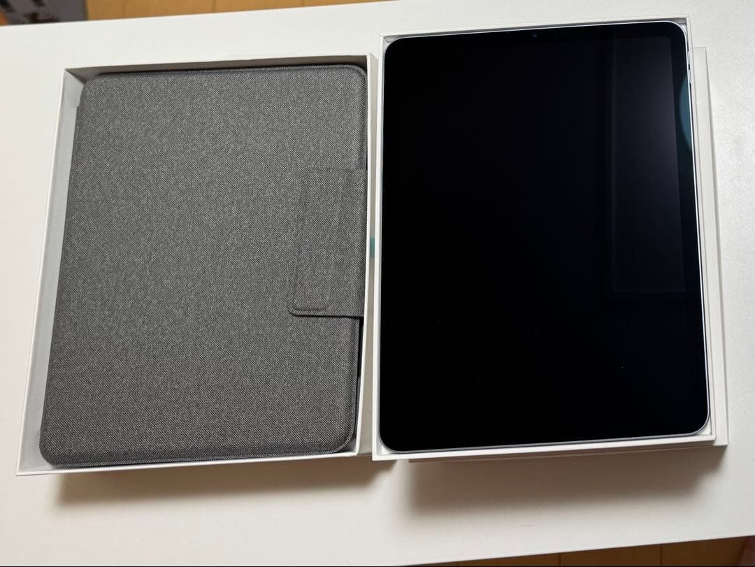 iPadAir第4世代 SkyBlue (logicoolキーボードケース付き）