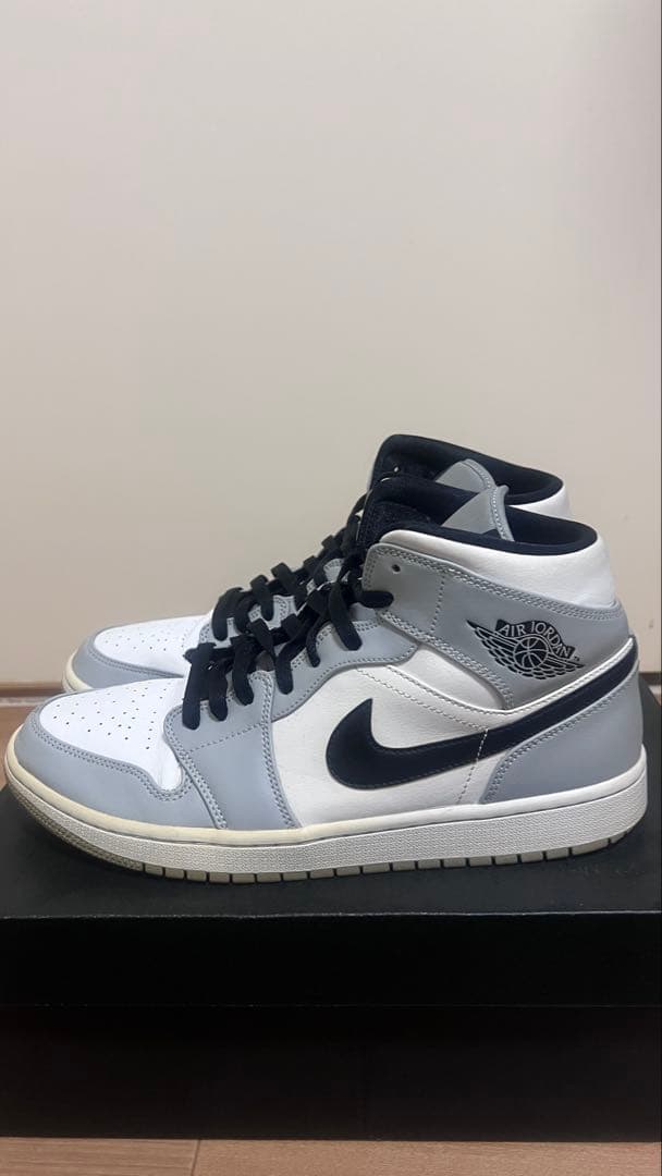 靴 Nike Air Jordan 1 Mid \"Light Smoke Grey