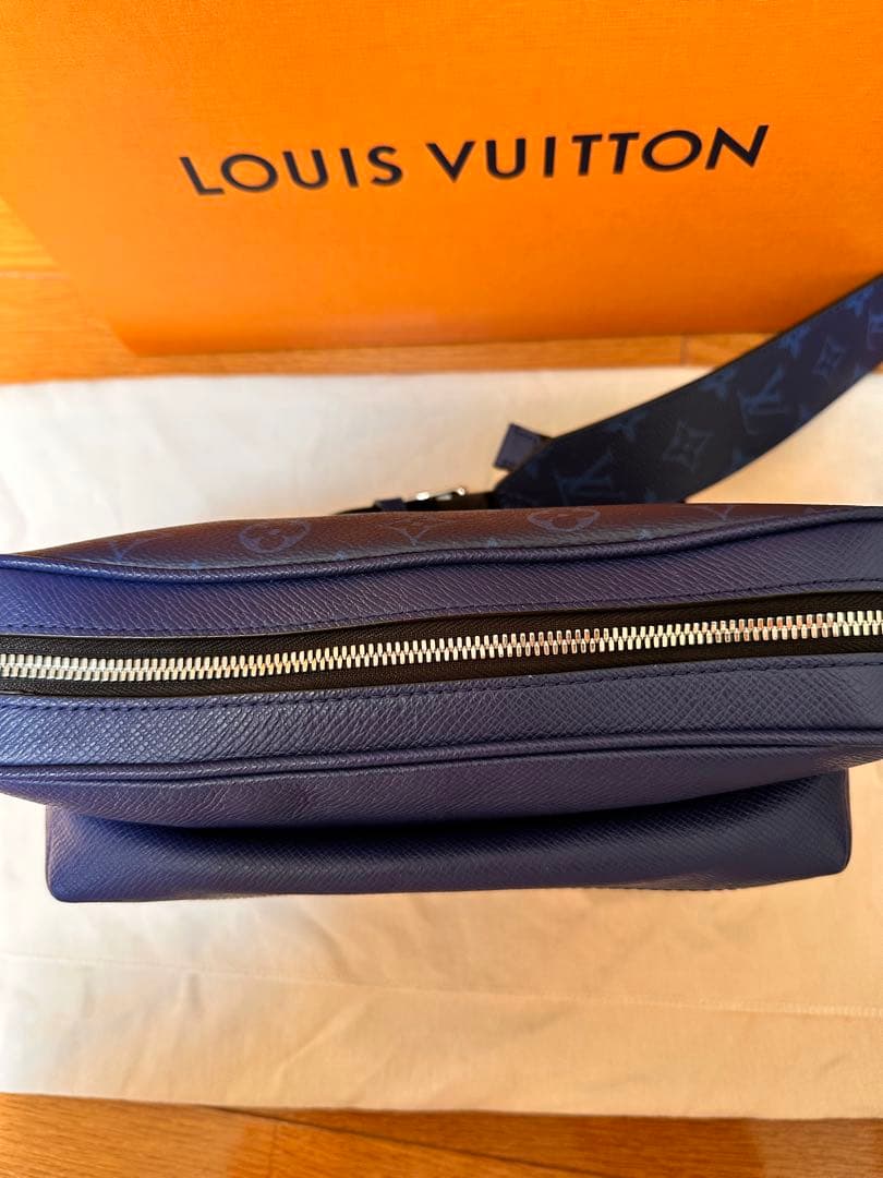 ルイヴィトン ショルダー　タイガラマメッセンジャーPM コバルト 極美品