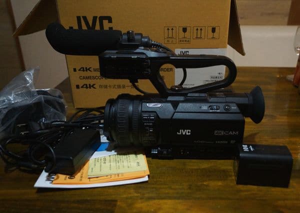 ビデオカメラ JVC GY-HM200