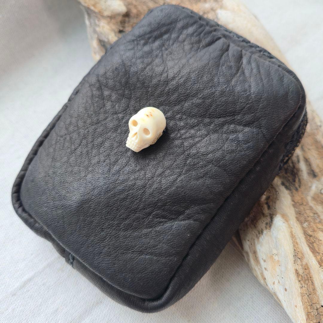 鹿革のシガレットケース 鹿角スカルボタン