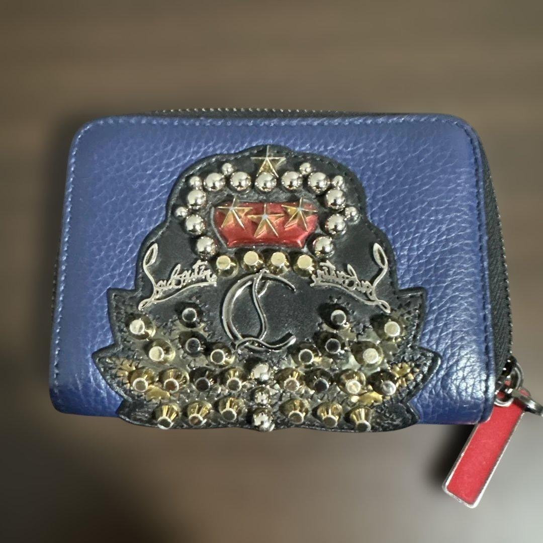 青いレザーケース スタッズ付き　Louboutin
