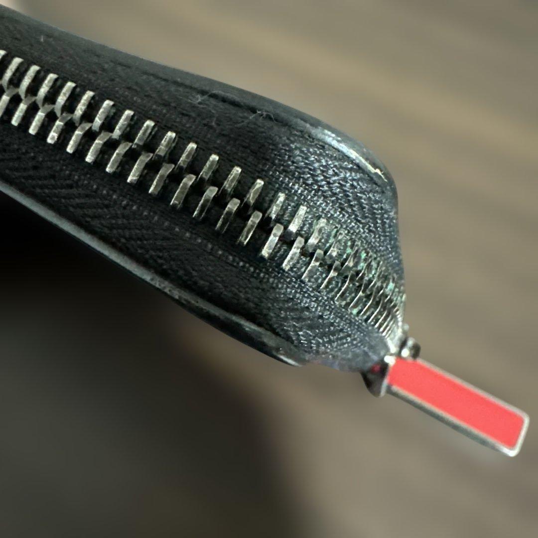 青いレザーケース スタッズ付き　Louboutin