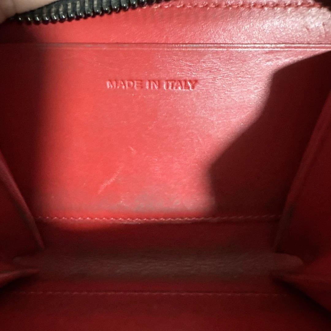 青いレザーケース スタッズ付き　Louboutin