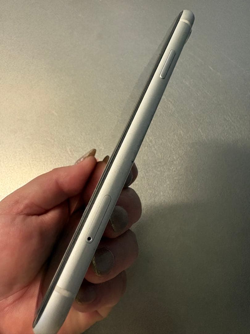 m*i様 Apple iPhone XR ホワイト 本体