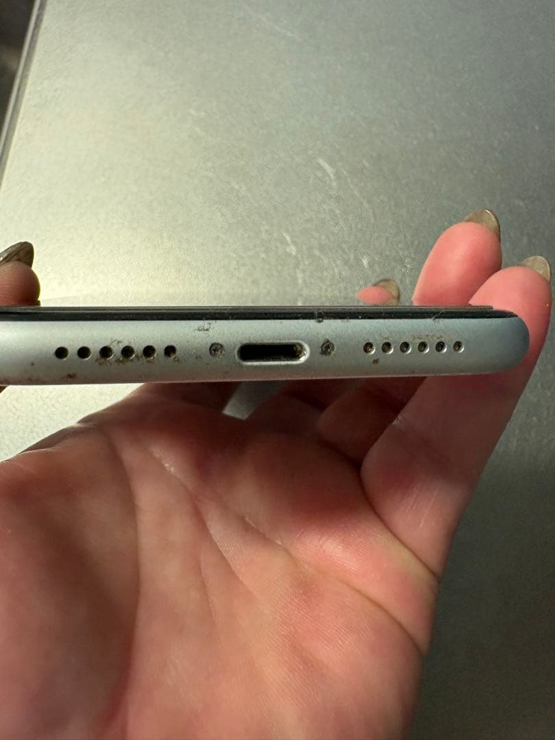 m*i様 Apple iPhone XR ホワイト 本体