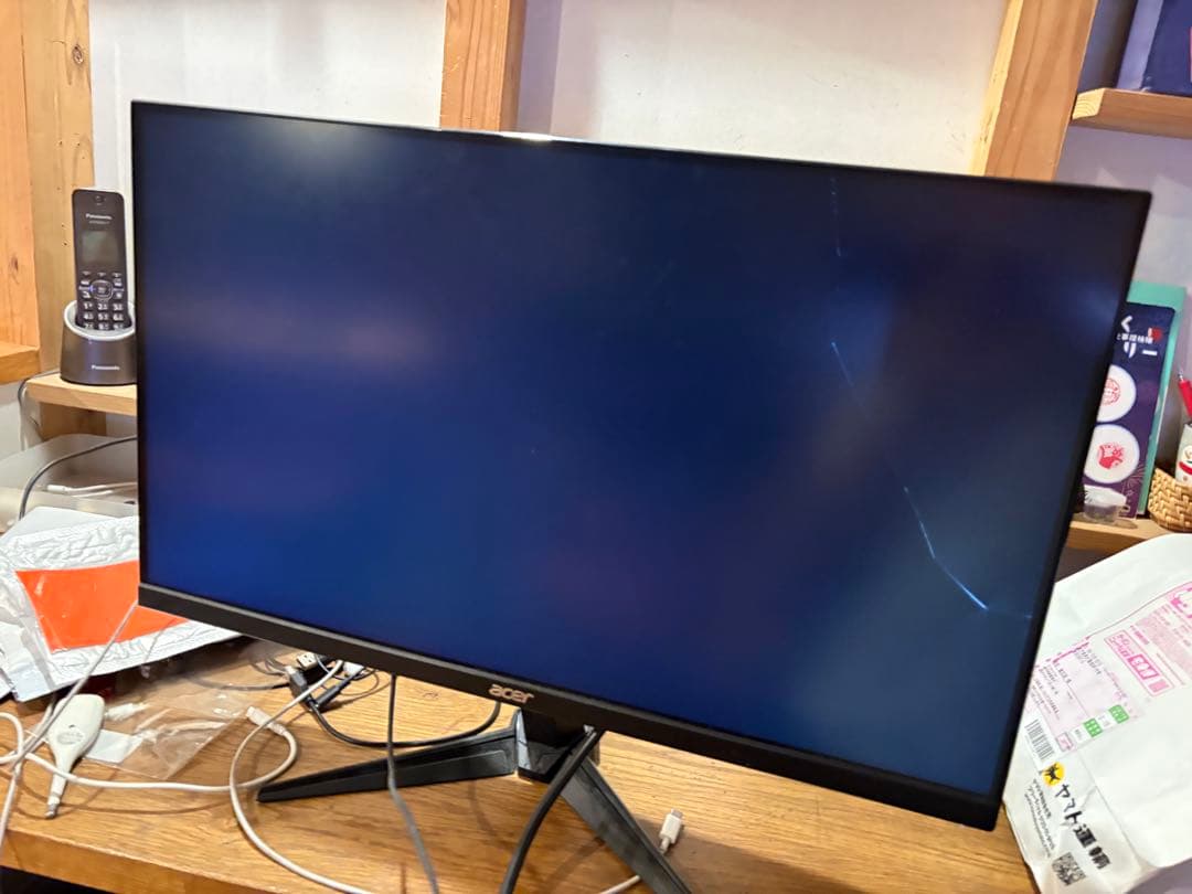 Acer ディスプレイ 画面にひび割れあり