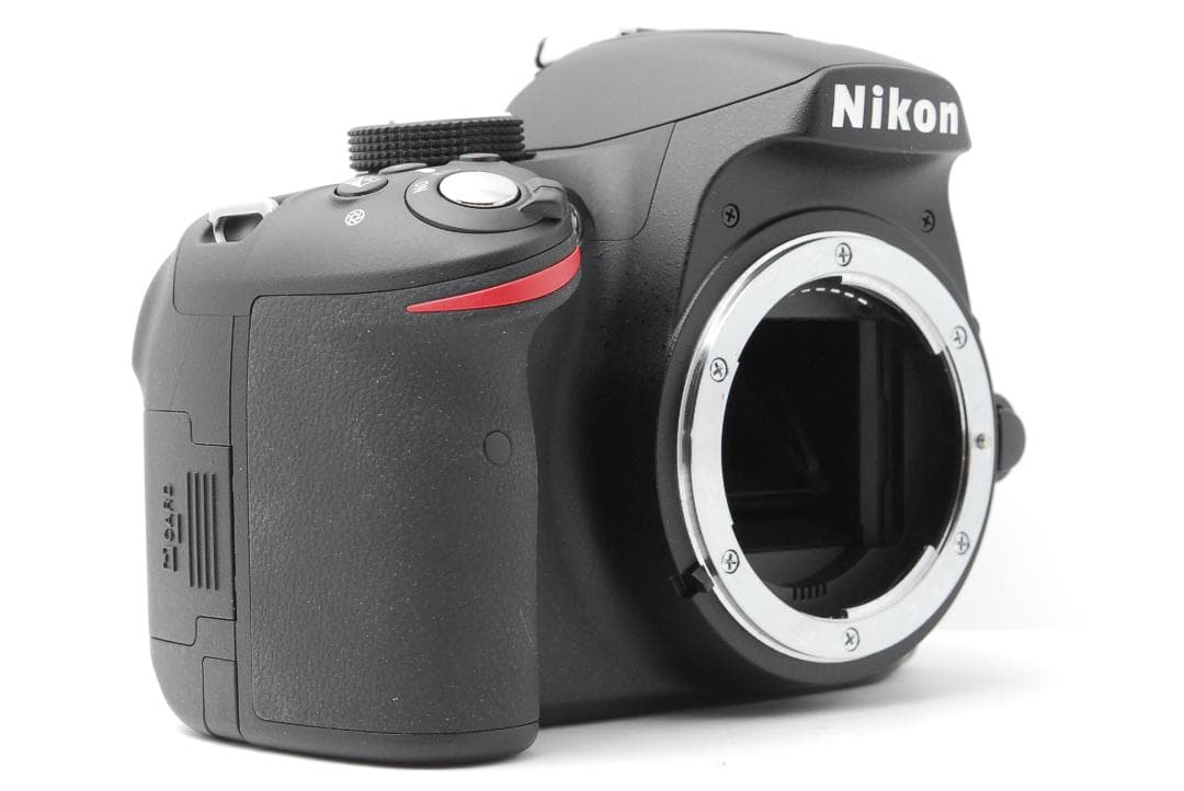 【ショット数８枚　ほぼ新品】Nikon D3200　スマホ転送　箱・付属品付き