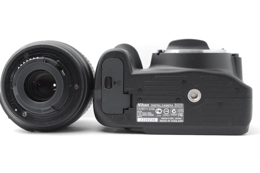 【ショット数８枚　ほぼ新品】Nikon D3200　スマホ転送　箱・付属品付き