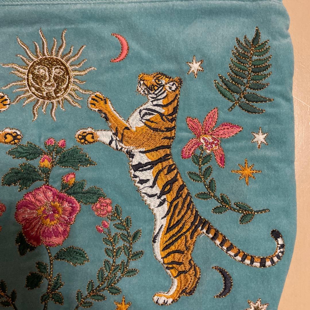 【Elizabeth Scarlett 】トラ刺繍エブリデイポーチ　ターコイズ