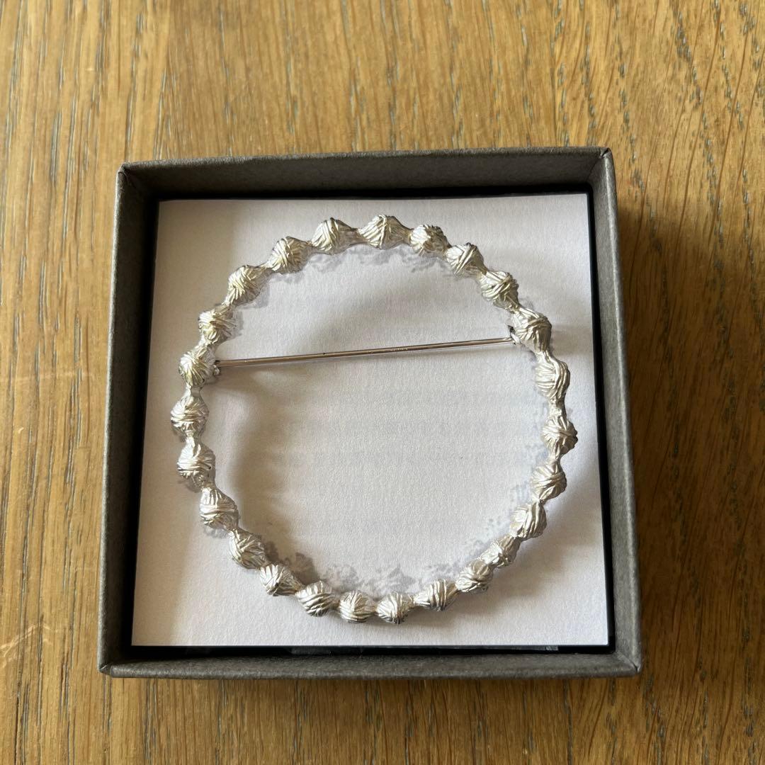 ミナペルホネン　タンバリンブローチ　シルバー