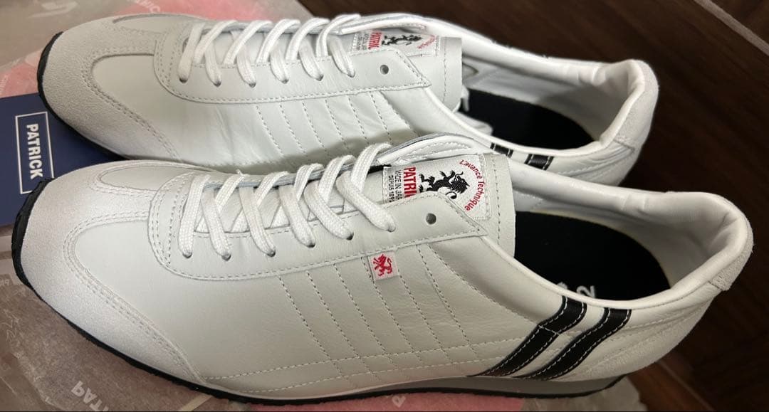 本日限定価格　新品　未使用　パトリック スニーカー　アイリスWH/BK 42