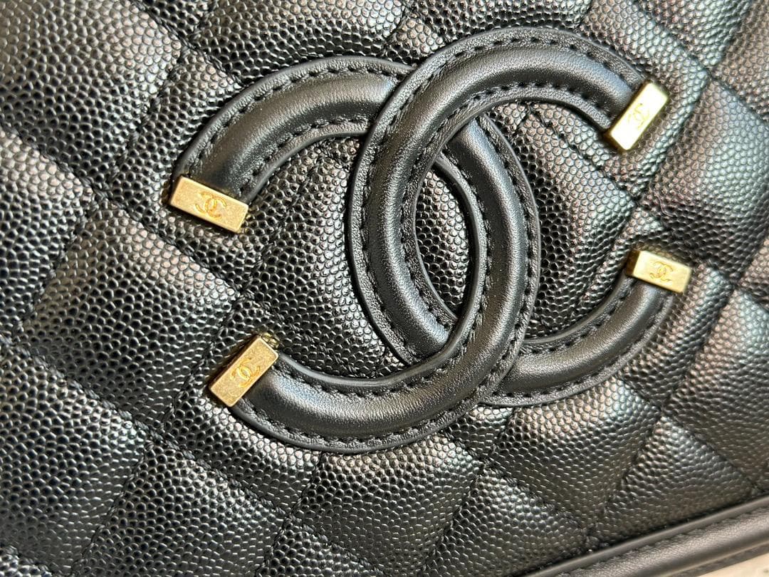 ブラックレザーショルダーバッグ