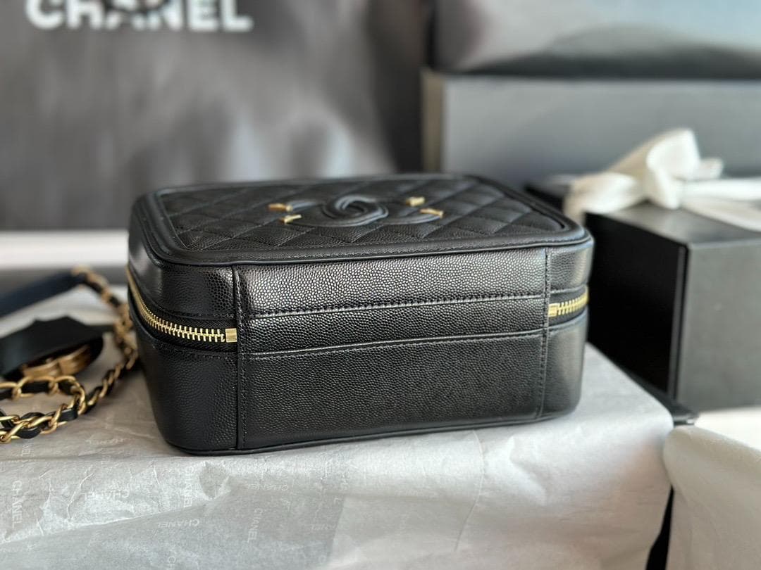 ブラックレザーショルダーバッグ