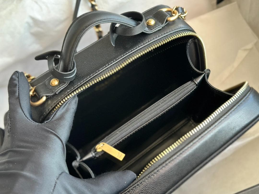 ブラックレザーショルダーバッグ