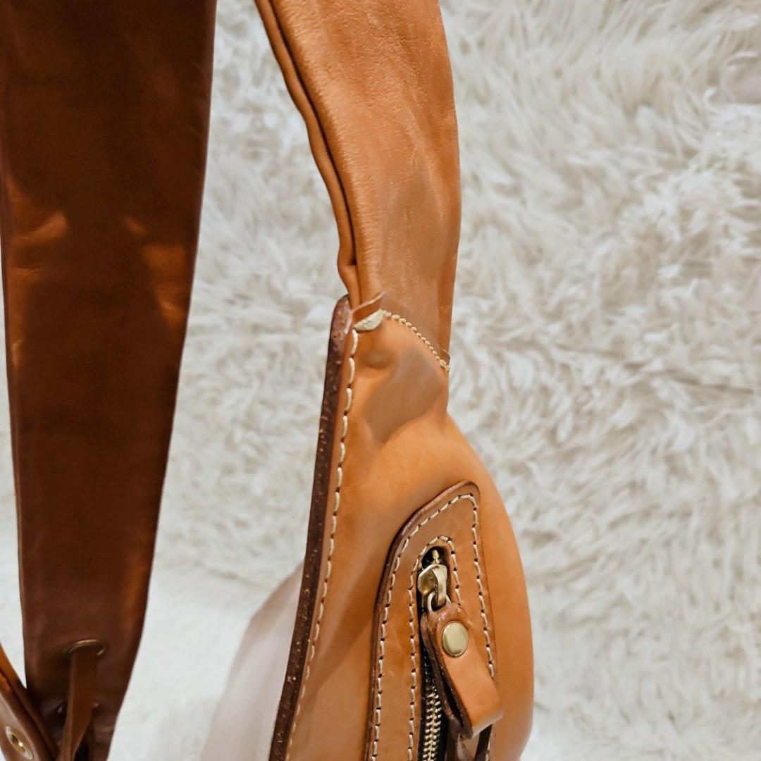 希少デザイン HERZ ヘルツ ボディバッグ ショルダーバッグ ロゴ型押し