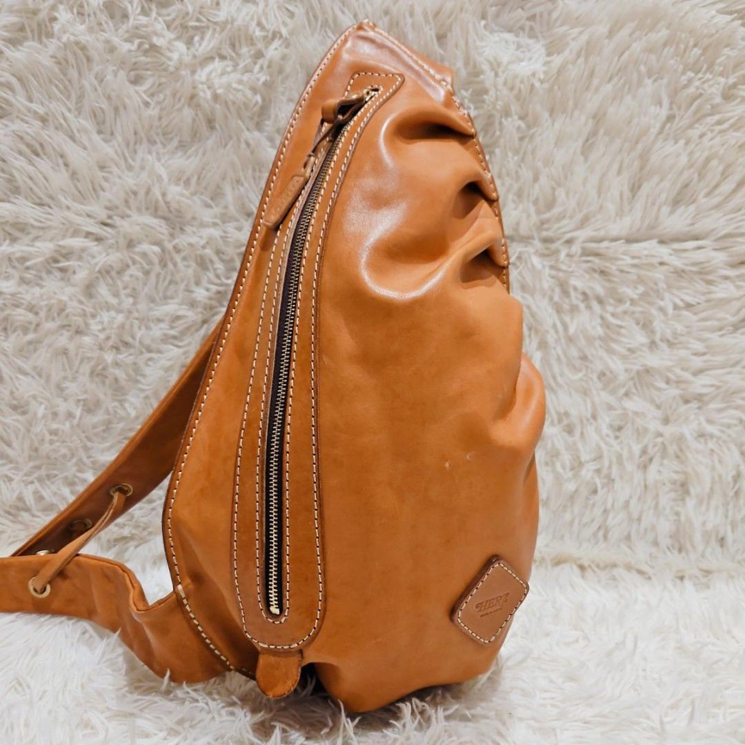 希少デザイン HERZ ヘルツ ボディバッグ ショルダーバッグ ロゴ型押し