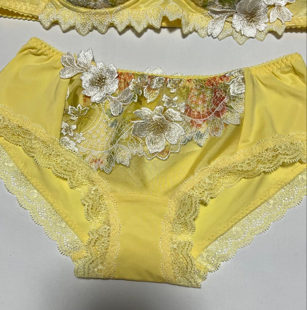 ワコール　サルートブラジャーC75とショーツMのセット　新品タグ付き