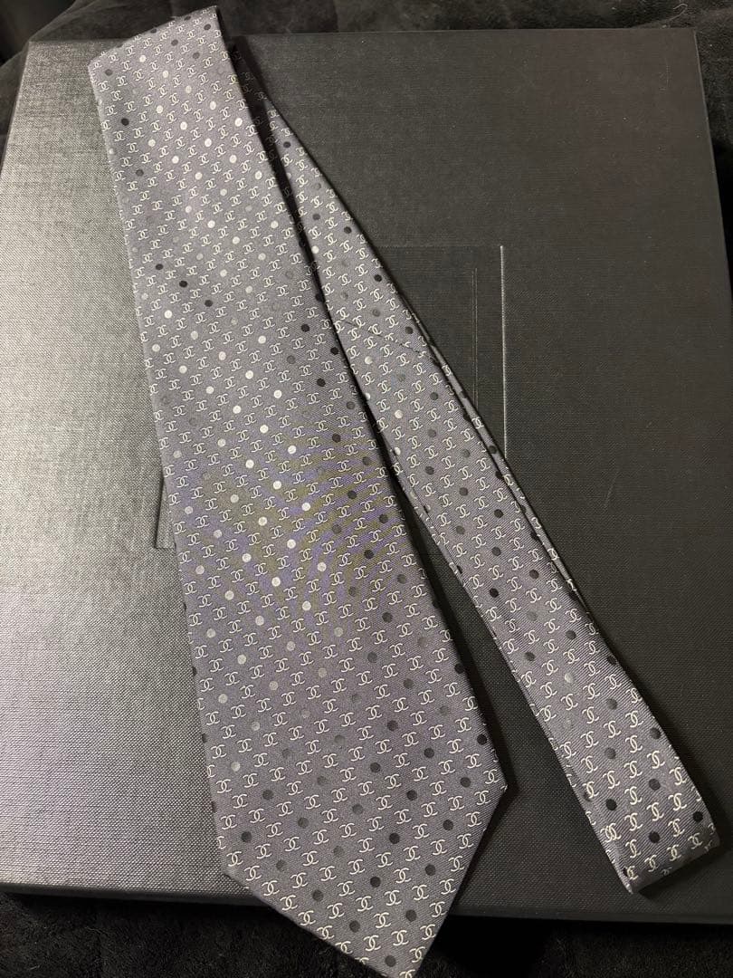 CHANEL ロゴ柄　グレー ネクタイ