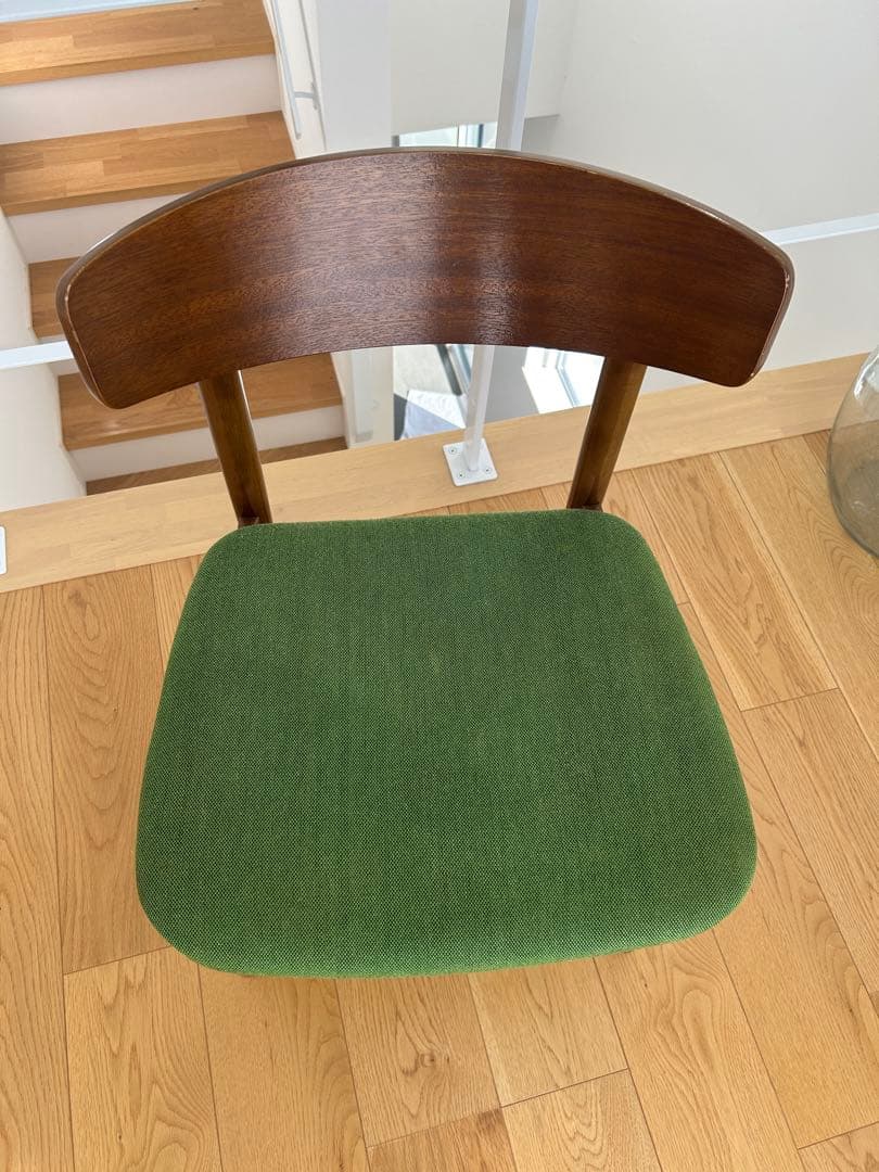 カリモク60 木製椅子 緑色 布張り