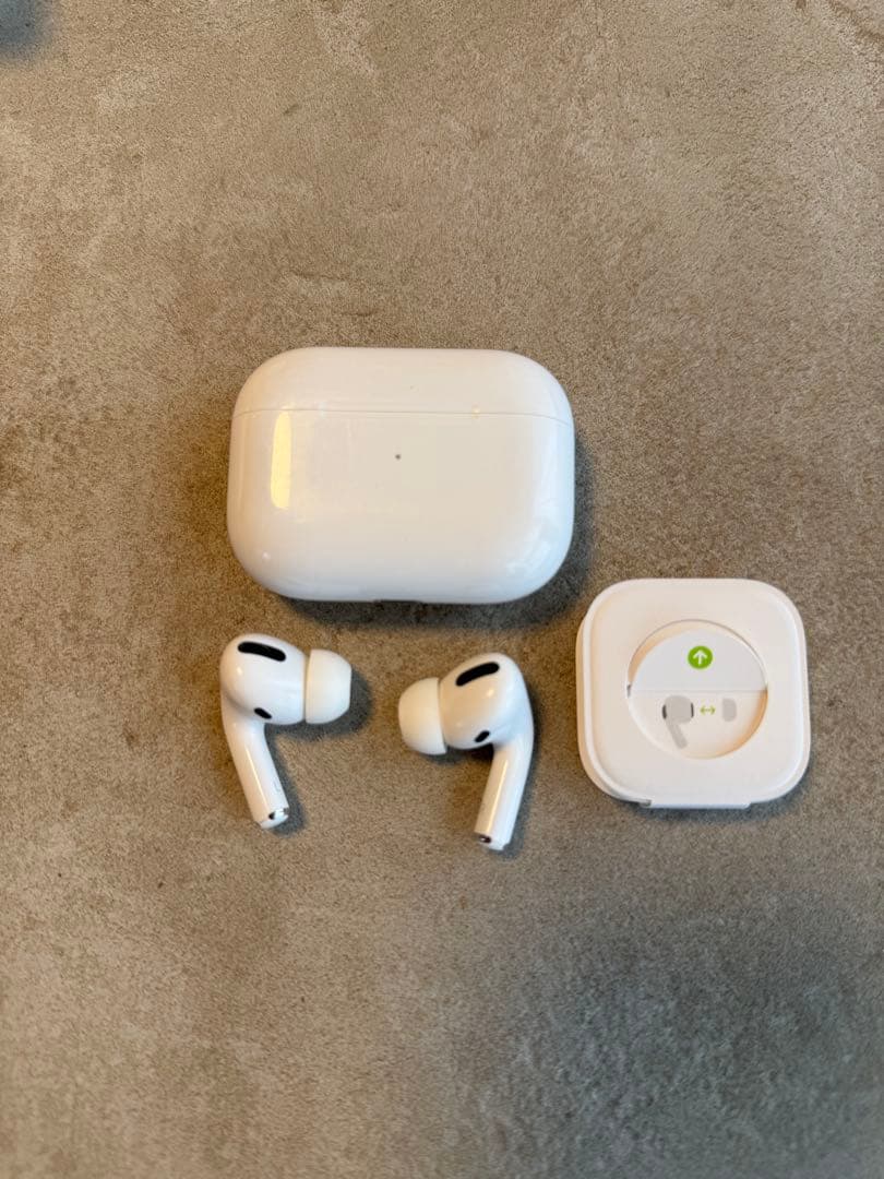 Apple AirPods Pro 本体と充電ケース