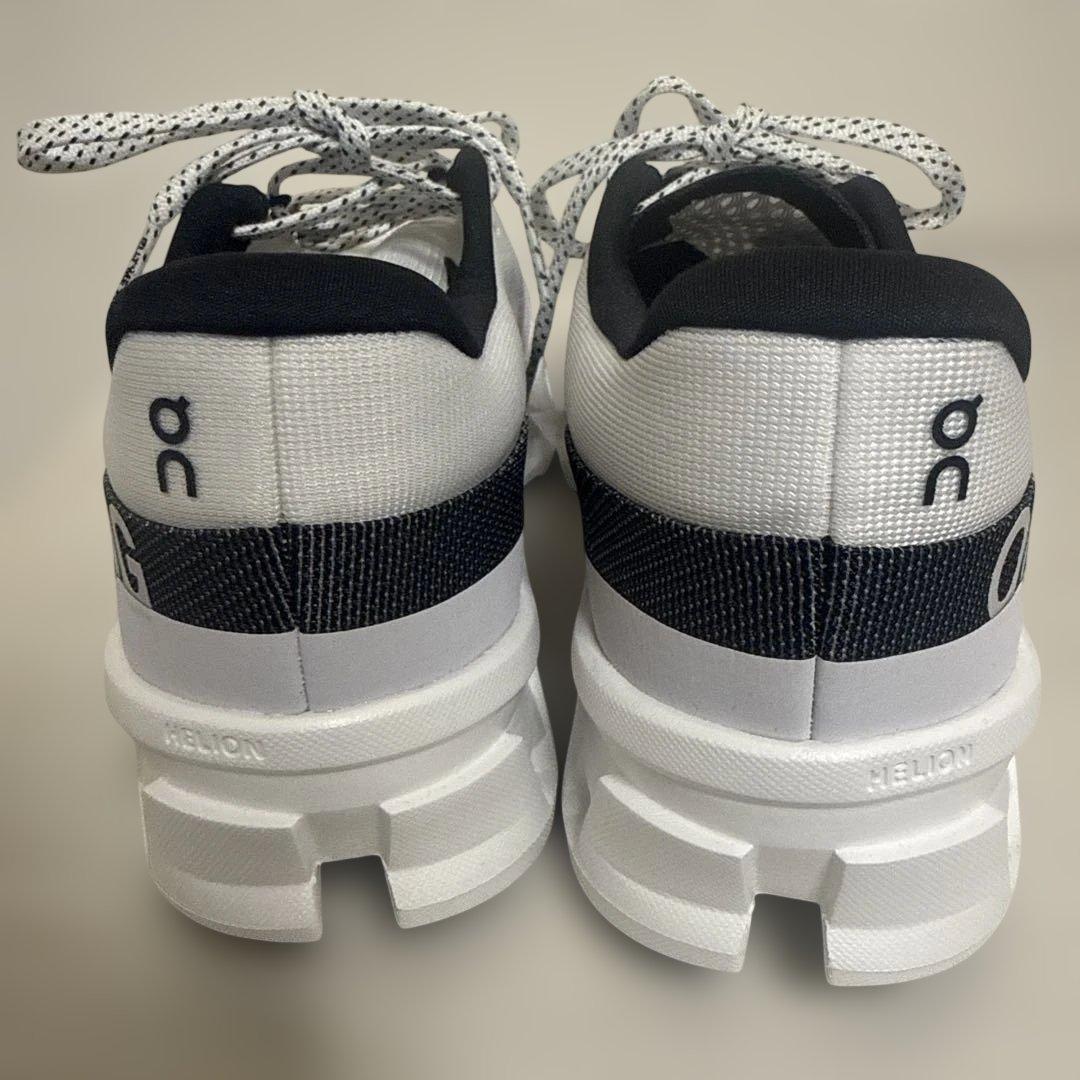 on Cloudstratus ホワイト/ブラック スニーカー