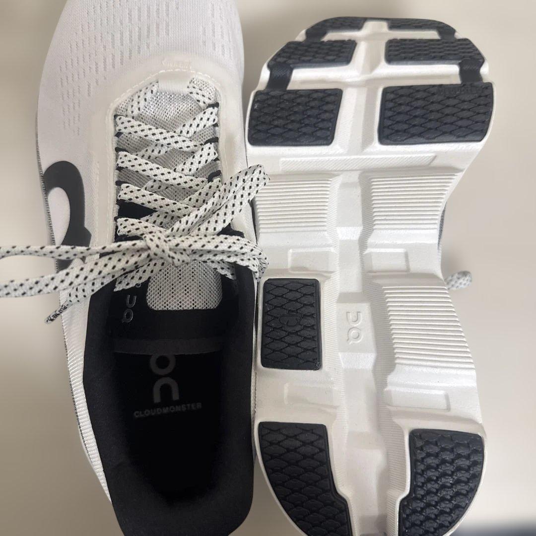 on Cloudstratus ホワイト/ブラック スニーカー