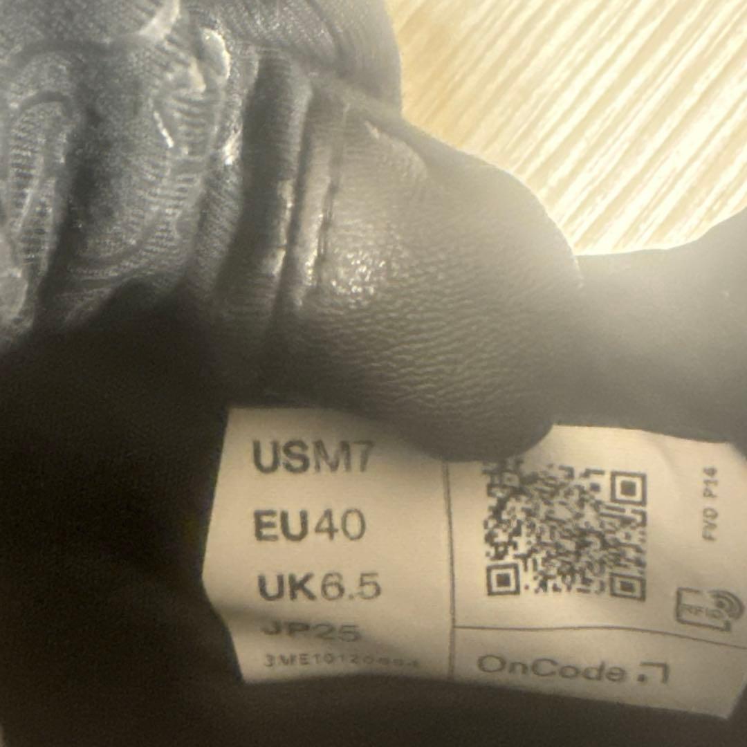 on Cloudstratus ホワイト/ブラック スニーカー