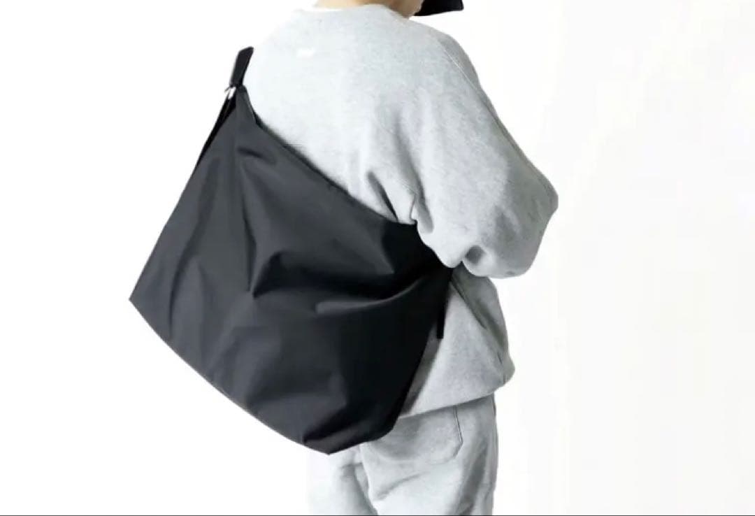 【美品】meltum メルタム ナイロンメッセンジャーバッグ