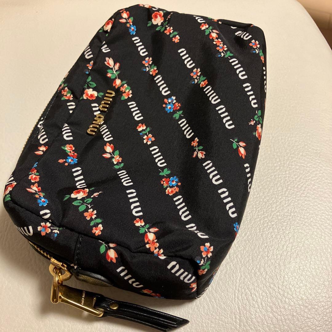 めーちゃん様 MIUMIUナイロン花 フラワー柄ポーチ 美品 正規品 Gカード・