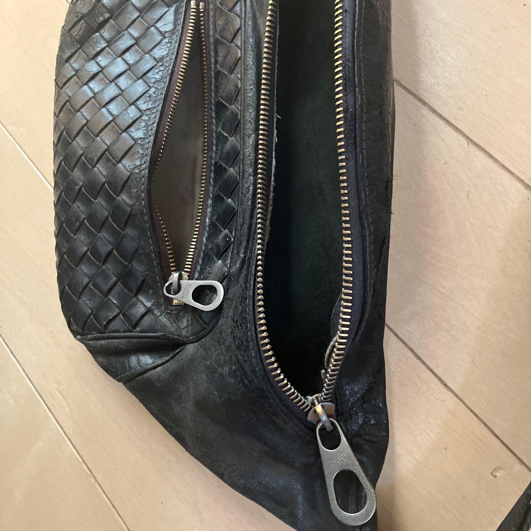 ボッテガブラックレザー編み込みボディバッグ