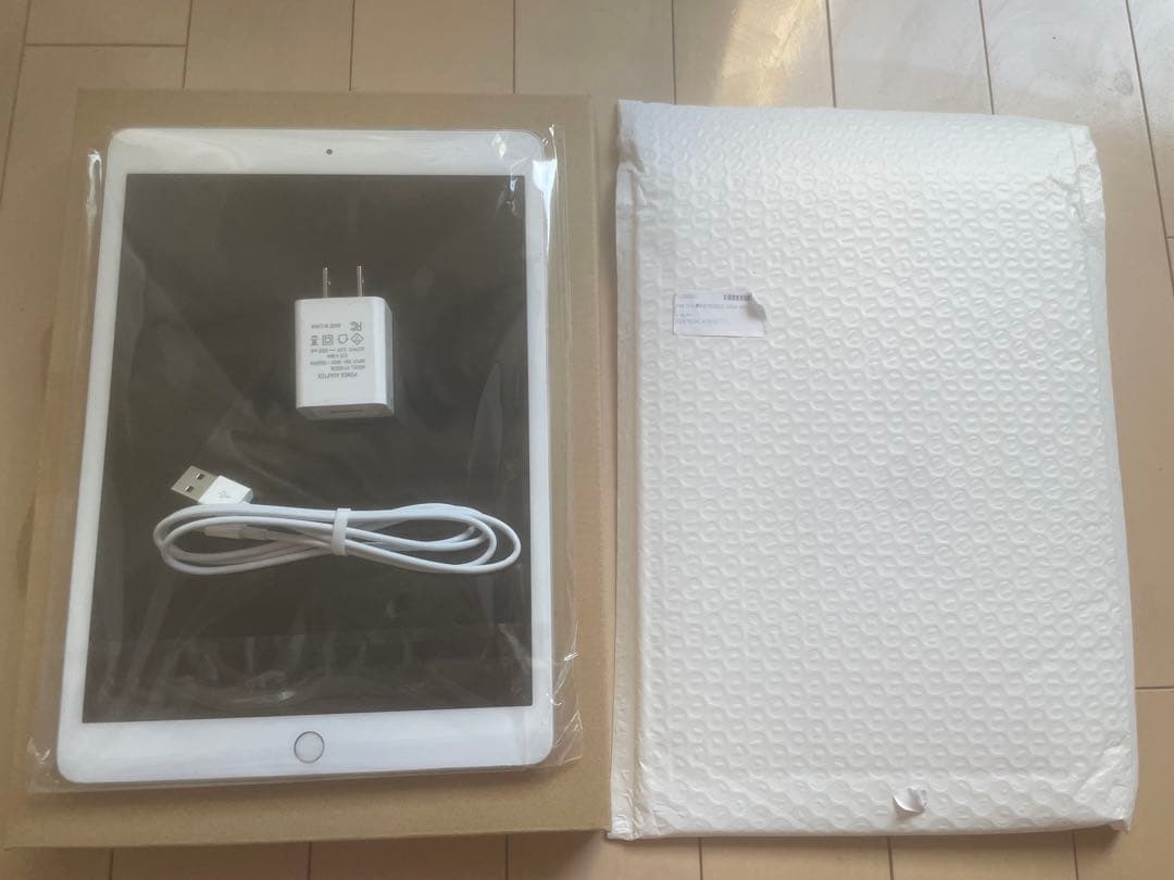 Apple iPad シルバー 本体 第8世代　充電器付き
