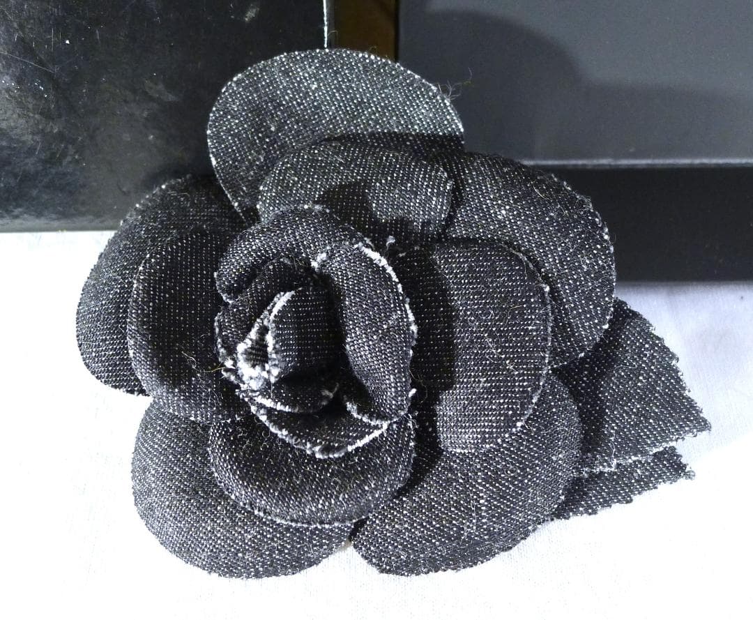 ◇【シャネル】フランス製ブラックカラー カメリアコサージュ◇