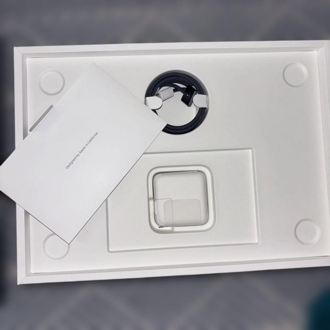 美品 MacbookAir M2 13インチ 8GB・256GBミッドナイト