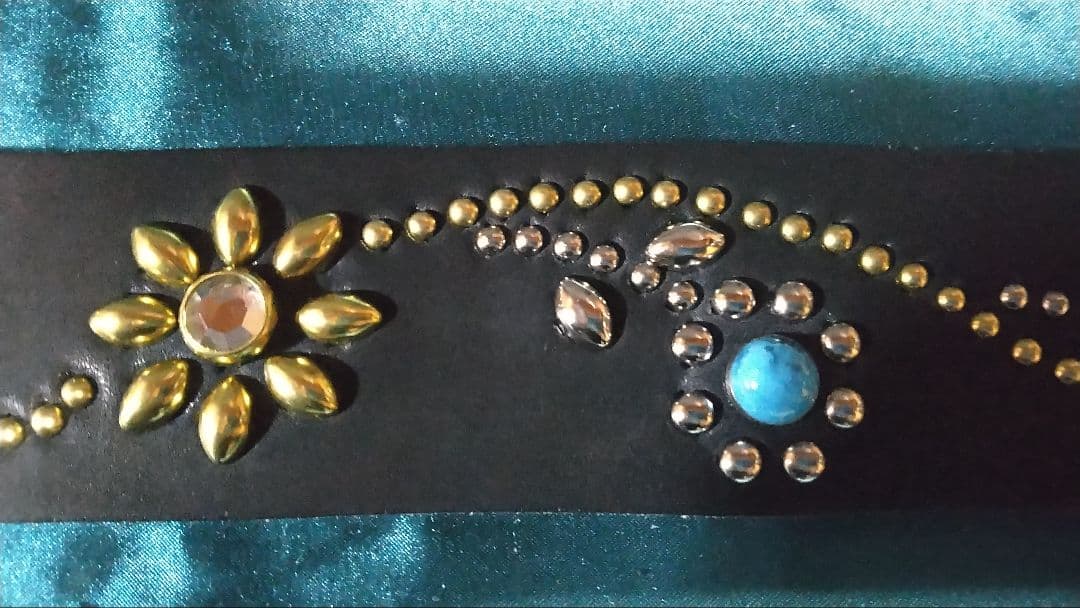 昭南ベンズレザーツタ＆フラワースタッズベルト　ニッケル＆ブラス