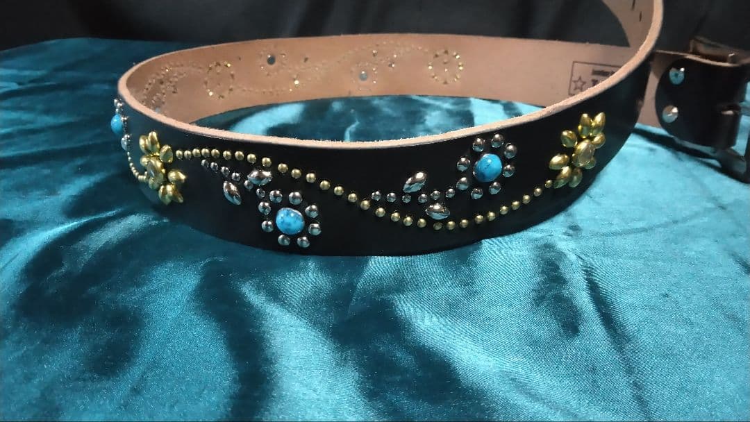 昭南ベンズレザーツタ＆フラワースタッズベルト　ニッケル＆ブラス