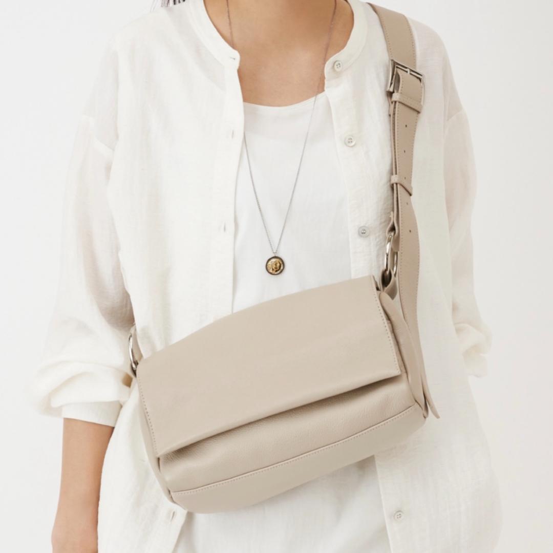 【新品タグ付】ビアズリー レザー ボディバッグ ベージュ