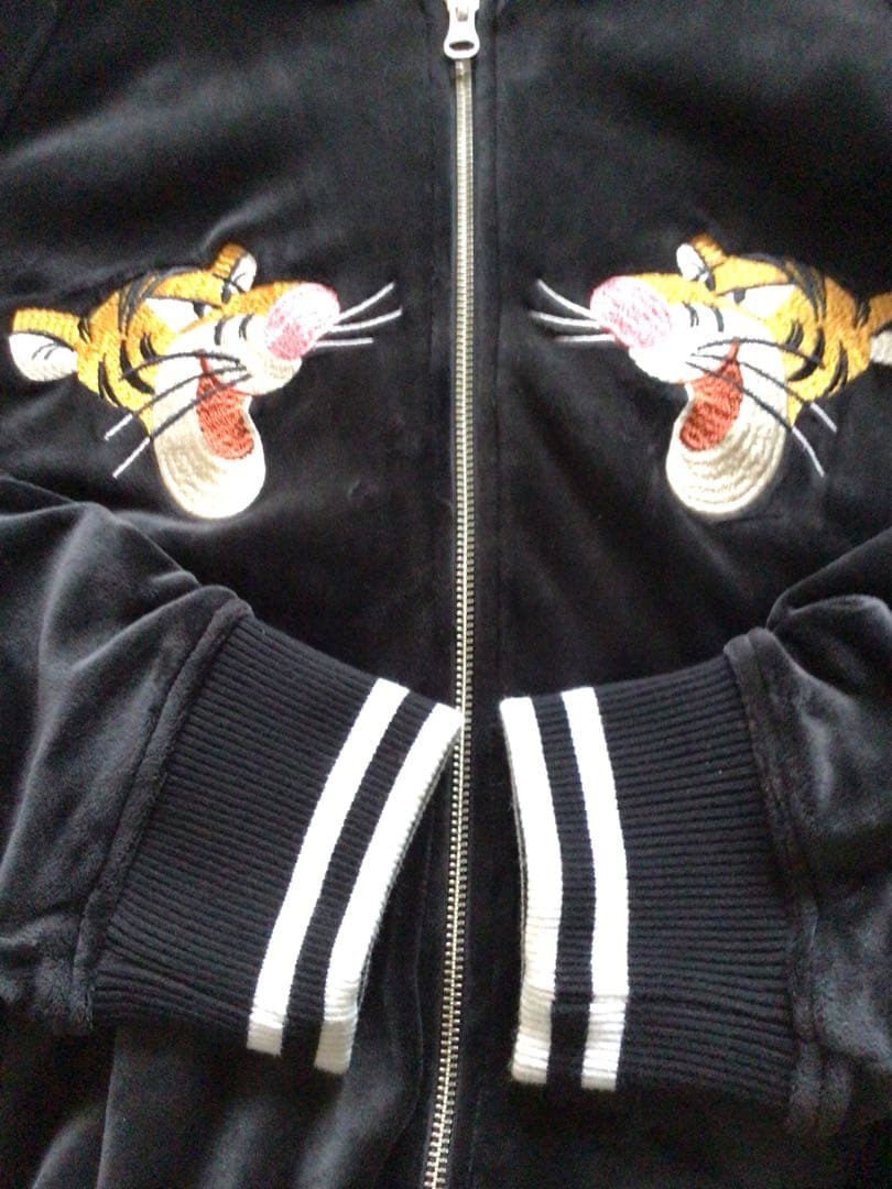 【美品】ディズニーリゾート　ティガー　スカジャン　ベロア　ブラック　Lサイズ