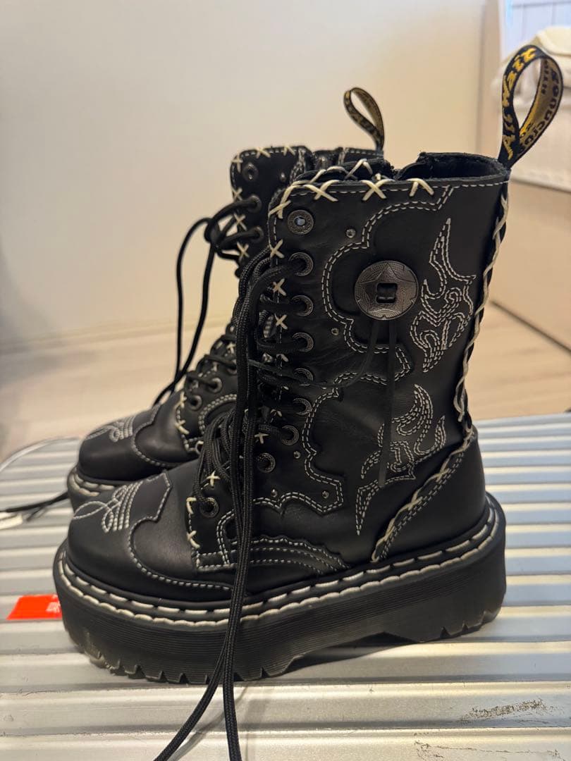 Dr. Martens JADON HI ゴシックアメリカーナ 10ホールブーツ