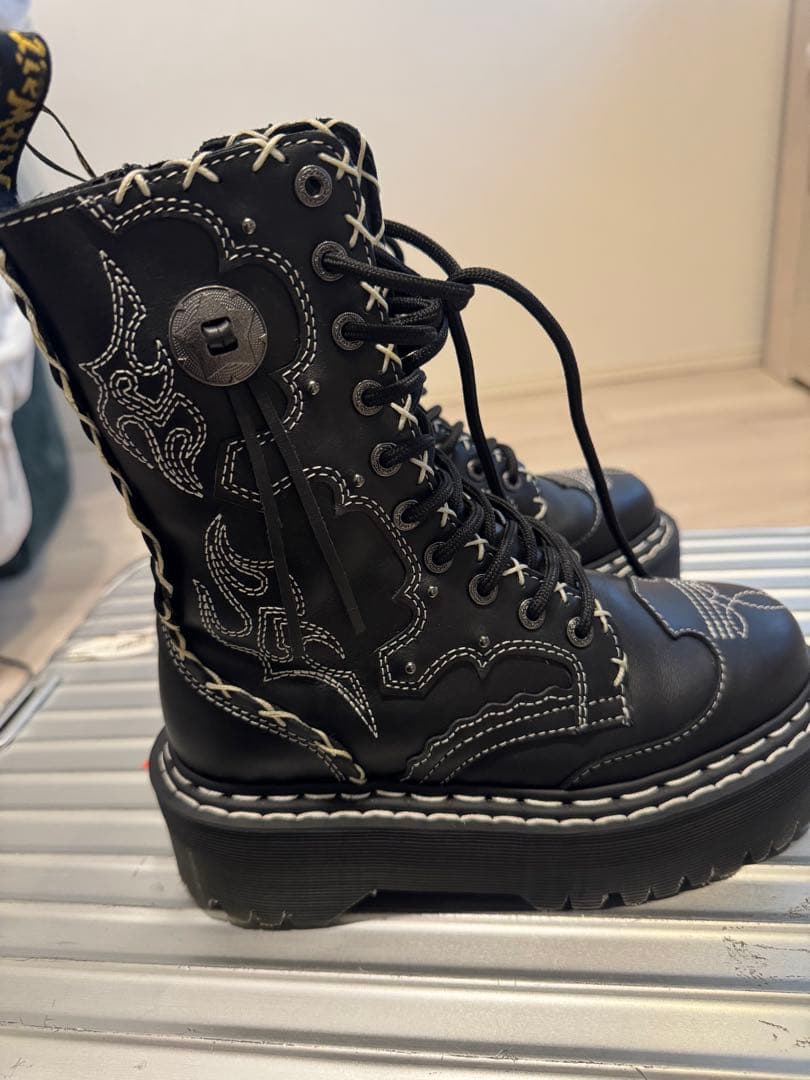 Dr. Martens JADON HI ゴシックアメリカーナ 10ホールブーツ