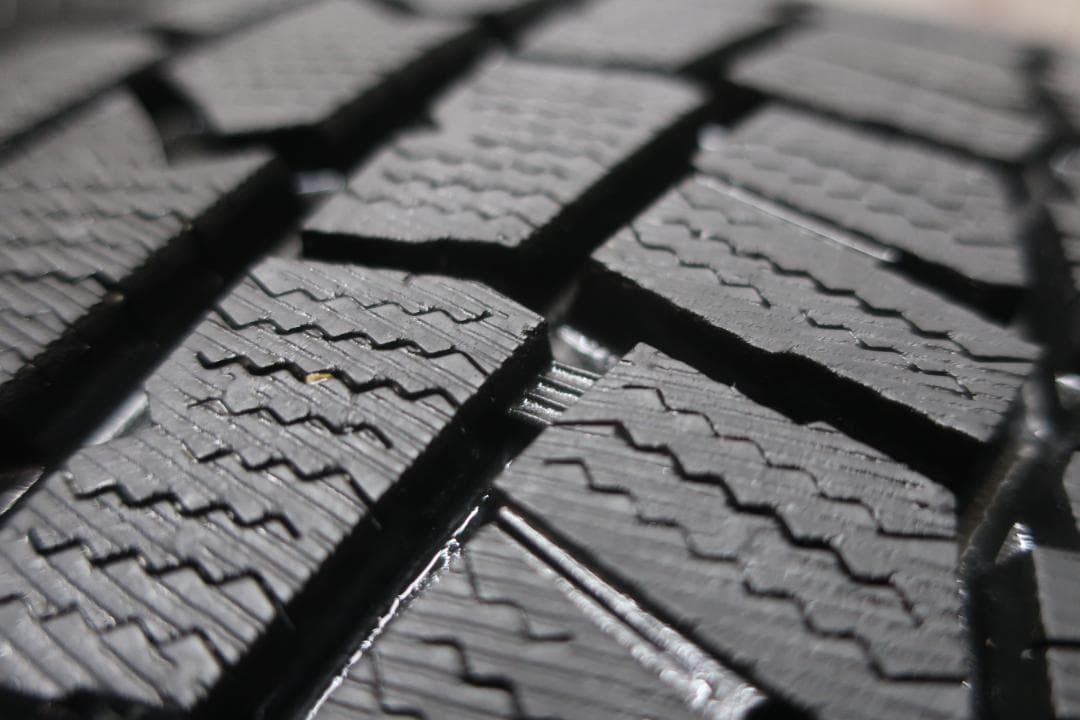 2025年 スタッドレス ダンロップ 215/55R17 クラウン アスリート