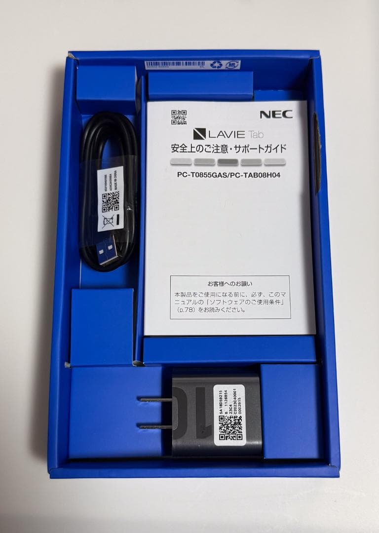 NEC LAVIE T8 クリアケースと保護シート付き