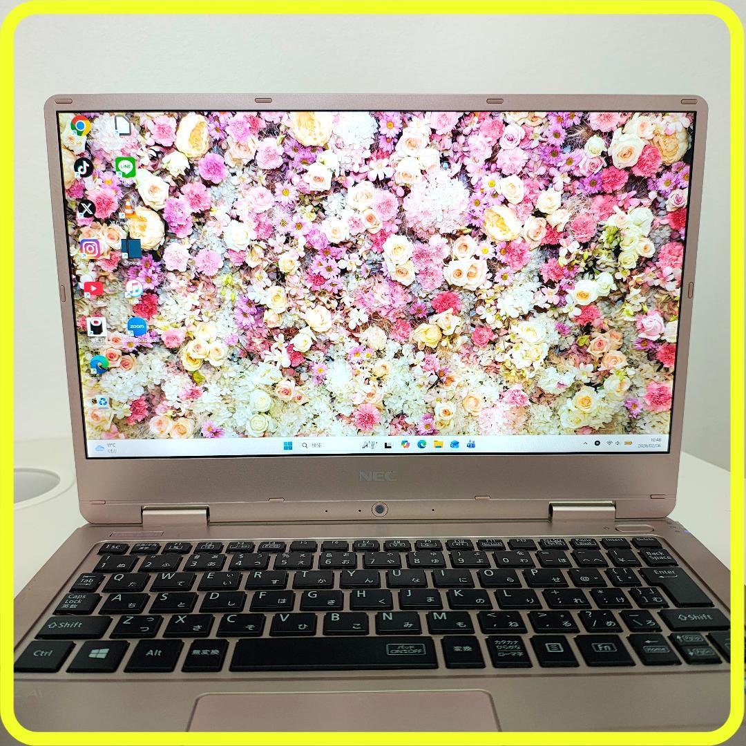 薄型軽量　windows11ノートパソコン⭐️SSD　office　カメラ825