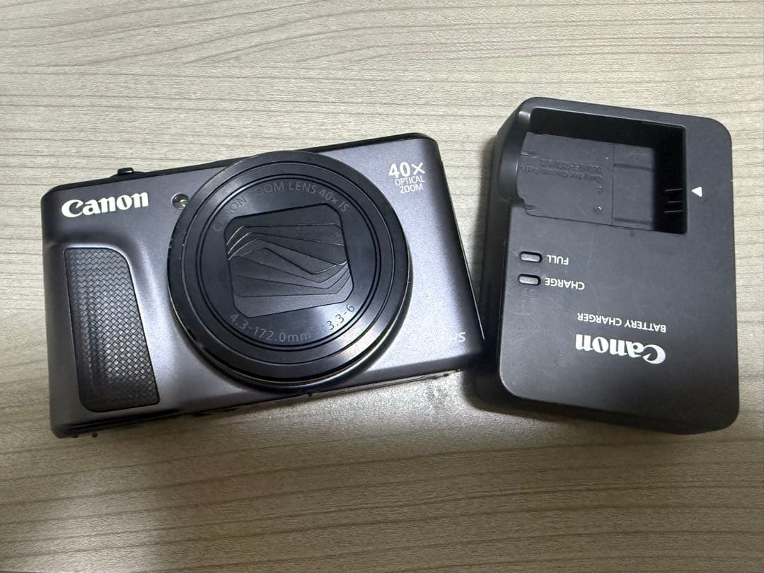Canon PowerShot SX720 HS 本体と充電器