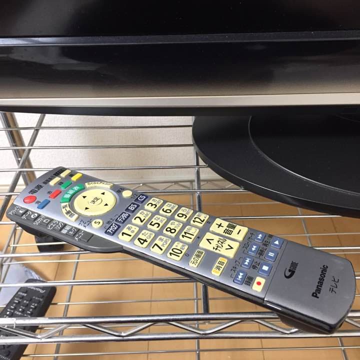 32インチのテレビとリモコン買いませんか？