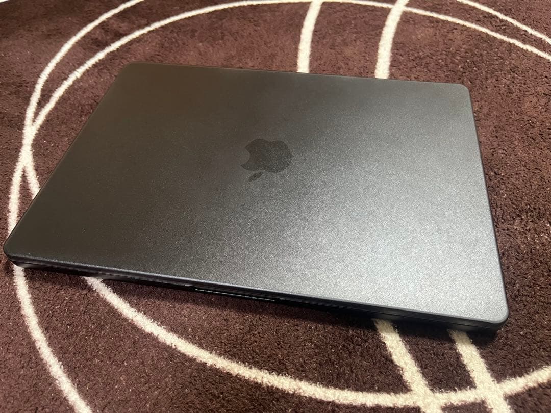 MacBook Pro M4本体 14インチ　スペースブラック（カバー付き）