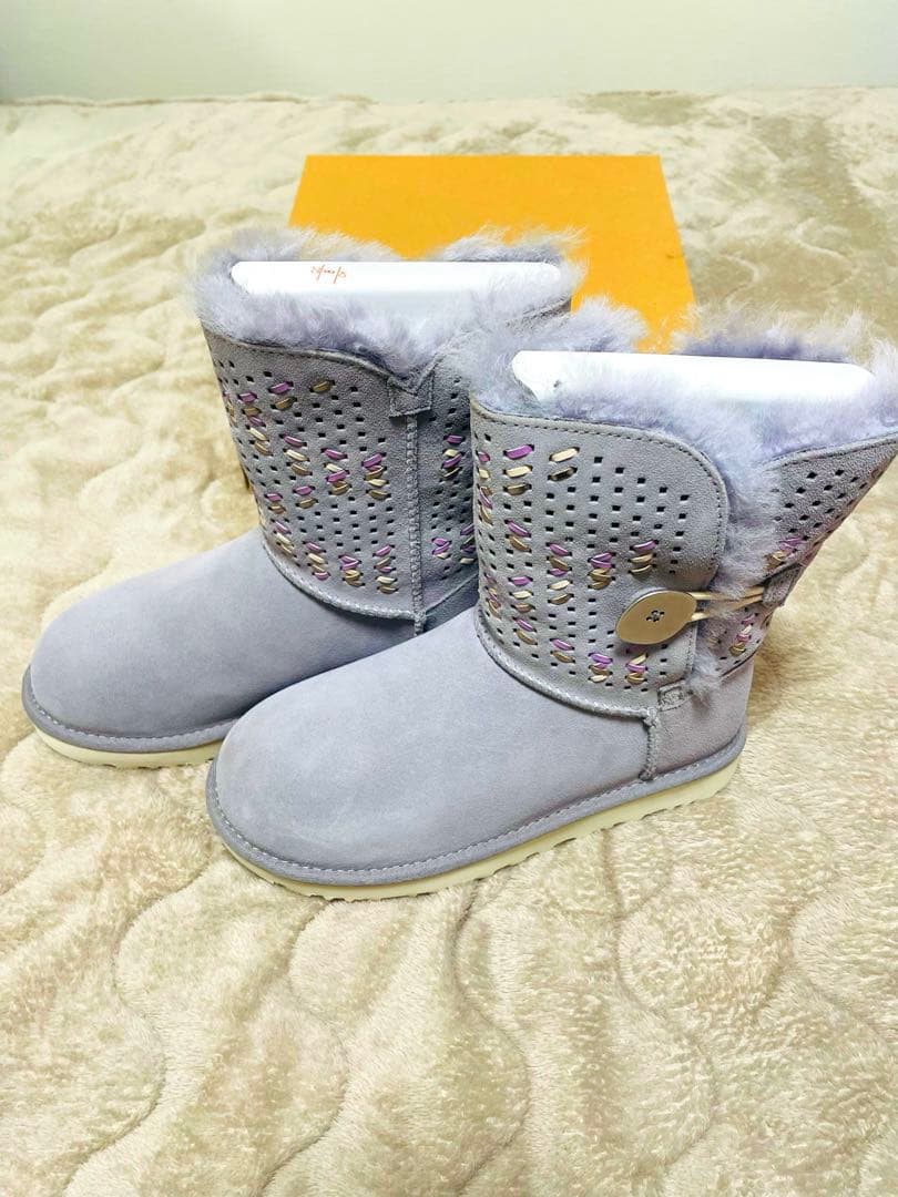 【新品未使用・箱付き】UGG ムートン ベイリーボタン テワノブーツ 23cm